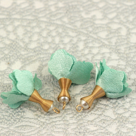 Kwiatek z perełką w tulejce miętowy 30mm