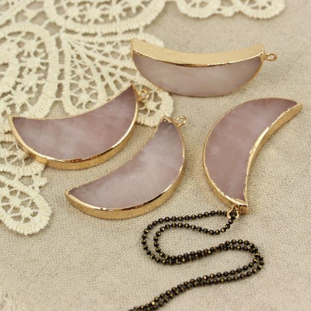 Kwarc różowy księżyc w złotej oprawie zawieszka 40x16mm