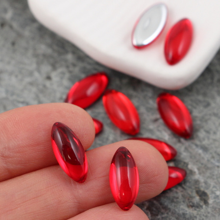 Kaboszon szklany Siam Ruby - Silver Foiled wrzeciono 15x7mm