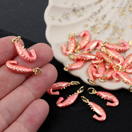 Zawieszka krewetka mosiądz złocony emalia róż perłowy 20x9mm