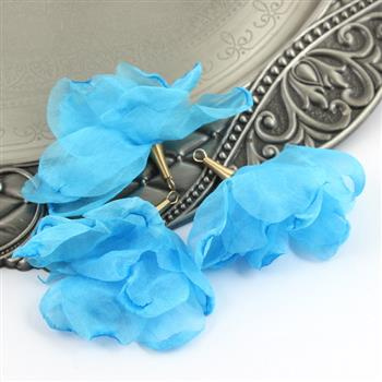 Szyfonowy kwiatek w tulejce błękitny 80mm