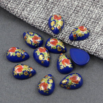 Kaboszon z żywicy z nadrukiem w kwiaty łezka szafirowa 14x10mm