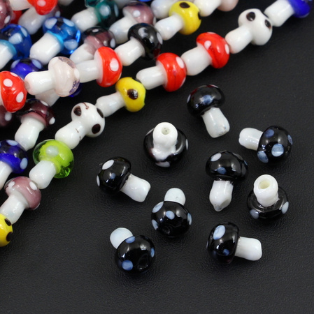 Koralik szklany czarny grzybek muchomor 16x10mm