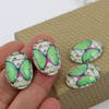 Kaboszon szklany z motylem owal zielony 25x18mm