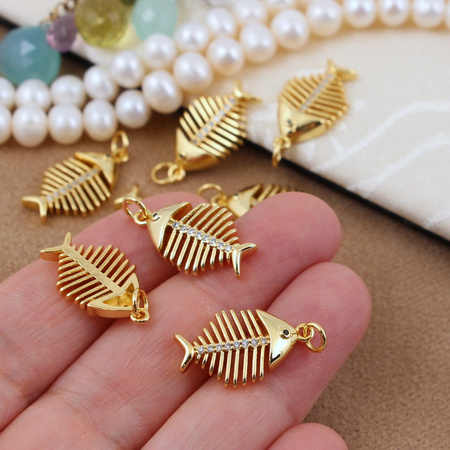 Zawieszka fishbone z cyrkoniami mosiądz złocony 22x13mm