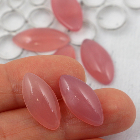 Kaboszon szklany Milky Pink wrzeciono 20x10mm