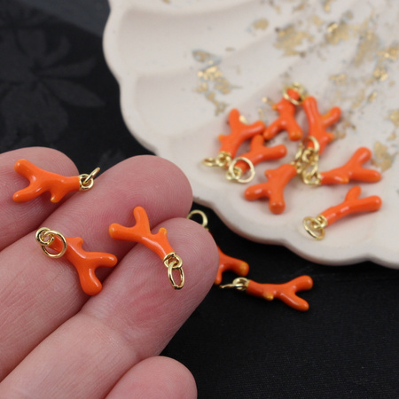 Zawieszka gałazka korala mosiądz złocony emalia pomarańczowa 13mm