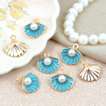 Zawieszka emaliowana złota muszla z perłą 15mm