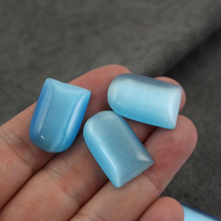 Kaboszon nieregularny kocie oko niebieskie 24x16mm