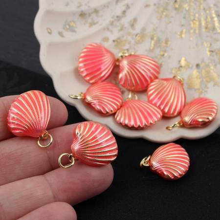 Zawieszka muszla mosiądz złocony emalia róż perłowy 20mm