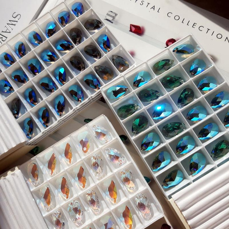 6106 Swarovski Pear-shaped Pendant 16x9mm Erinite Shimmer