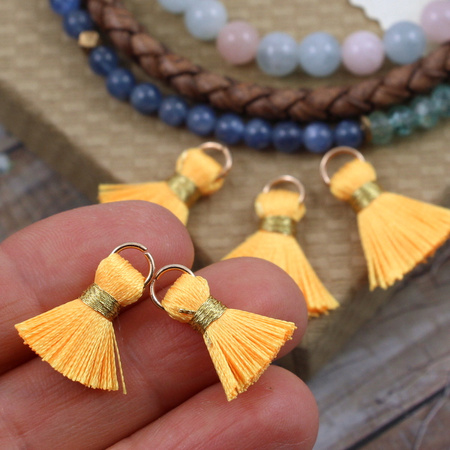 Chwost wiskozowy jasny pomarańcz z ogniwem 20x6mm