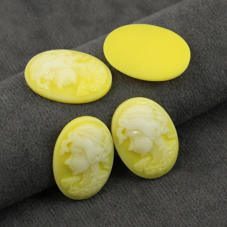 Kaboszon kamea z żywicy żółta 25x18mm