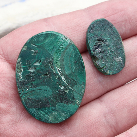 Kaboszony malachit zestaw 8 kamieni ze skazami