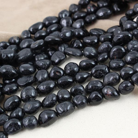 Turmalin czarny nieregularny owal