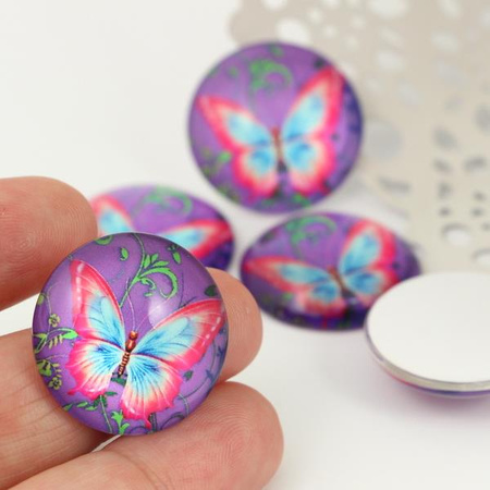 Kaboszon szklany z grafiką motyl fioletowy moneta 25mm