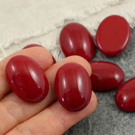 Kaboszon szklany Dk. Opaque Red owal 25x18mm