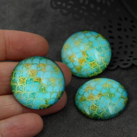 Kaboszon szklany z grafiką łuska węża moneta 30mm