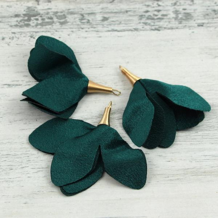 Ozdobny kwiatek satynowy w wysokiej tulejce szmaragdowy 50mm