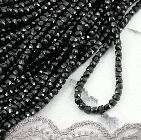 Spinel czarny kostka fasetowana 4mm [sznur 38cm]