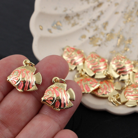 Zawieszka ryba mosiądz złocony emalia róż perłowy 18mm