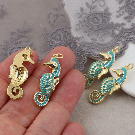 Zawieszka konik morski mosiądz złocony emaliowana turkusowa 30x11mm