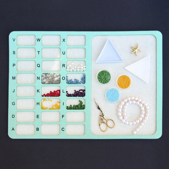 Taca / tablica do projektowania biżuterii z przegródkami miętowa 40x28cm