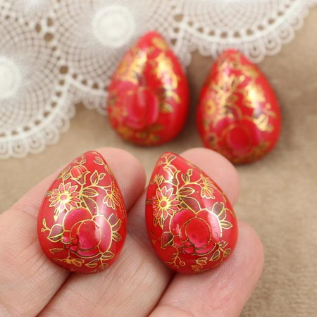 Kaboszon z żywicy czerwony w kwiaty łezka 25x18mm