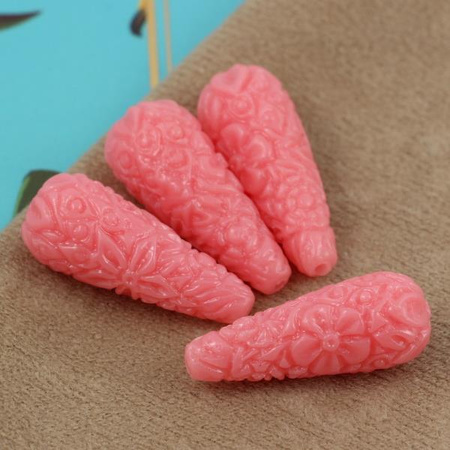 Rzeźbiona kropla koralowa 28x11mm