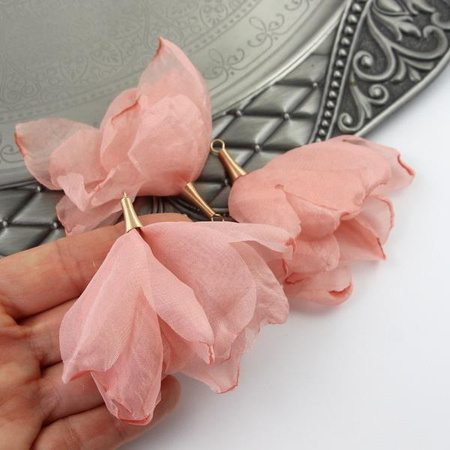 Szyfonowy kwiatek w tulejce brzoskwiniowy 80mm