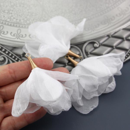 Szyfonowy kwiatek w tulejce biały 80mm