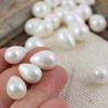 Perła seashell kropla biała wiercona do połowy HQ 14x10mm