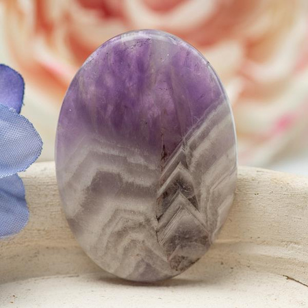 Kaboszon ametyst szewron 43x31x6mm