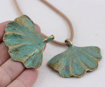 Metalowa zawieszka miłorząb / ginko liść mosiądz patynowany 52x44mm