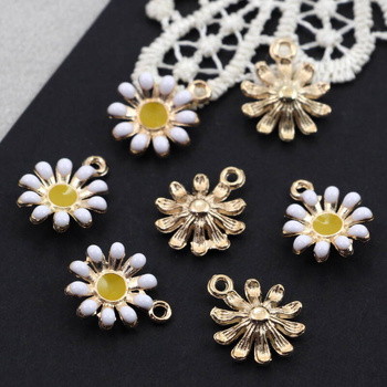 Zawieszka złota emaliowana kwiatek biały 16x13mm