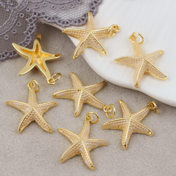 Zawieszka rozgwiazda mosiądz złocony emaliowana kremowa 18mm