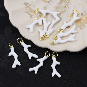 Zawieszka gałazka korala mosiądz złocony emalia biała 22mm