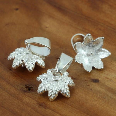 Metalowy zaczep kwiatek z krawatką j.srebrny 12mm