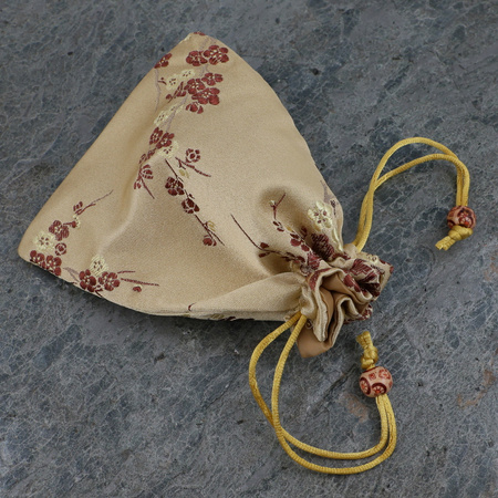 Woreczek żakardowy złoty z haftem kwiatowym 15x12cm