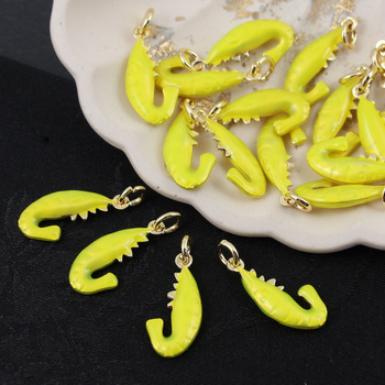 Zawieszka krewetka mosiądz złocony emalia limonka 20x9mm