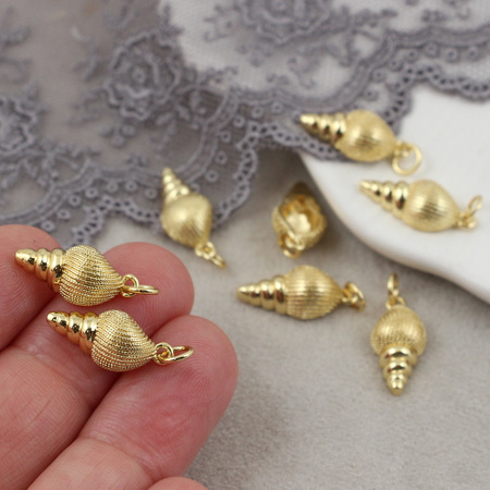 Zawieszka muszla mosiądz złocony 17x8mm