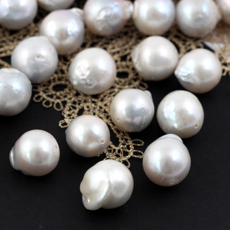 Perła słodkowodna baroque kula biała 14-15mm