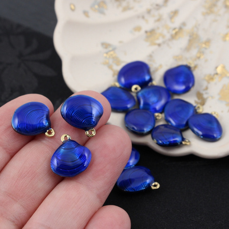 Zawieszka muszla mosiądz złocony emalia kobaltowa metaliczna 14mm