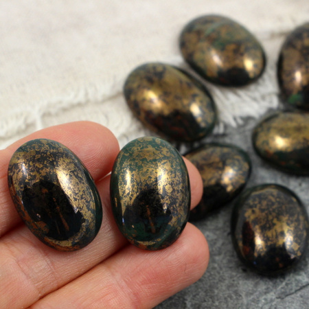 Kaboszon szklany Green - Gold Splash owal 25x18mm