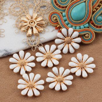 Element ozdobny kwiatek emaliowany biały 18mm