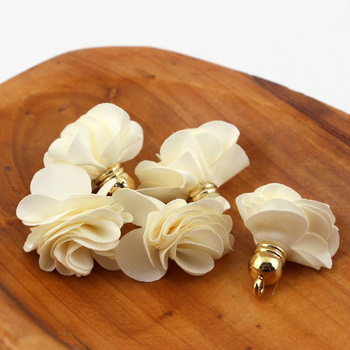 Ozdobny kwiatek w tulejce kremowy 28mm