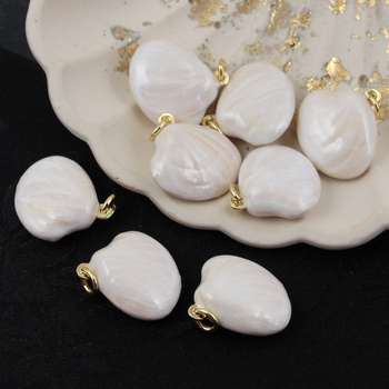 Zawieszka muszla mosiądz złocony emalia kremowa 20mm