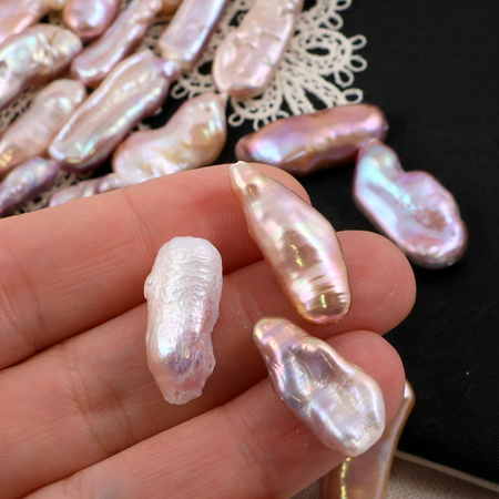 Perła słodkowodna baroque różowa podłużna 20-35mm