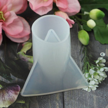 Forma silikonowa do odlewów z żywicy piramida 4 cm