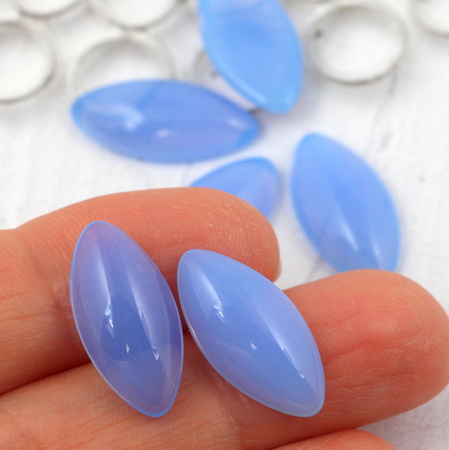 Kaboszon szklany Milky Sapphire wrzeciono 20x10mm